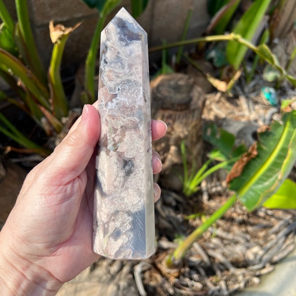 Black Flower Agate Tower - Picture 4 of 11